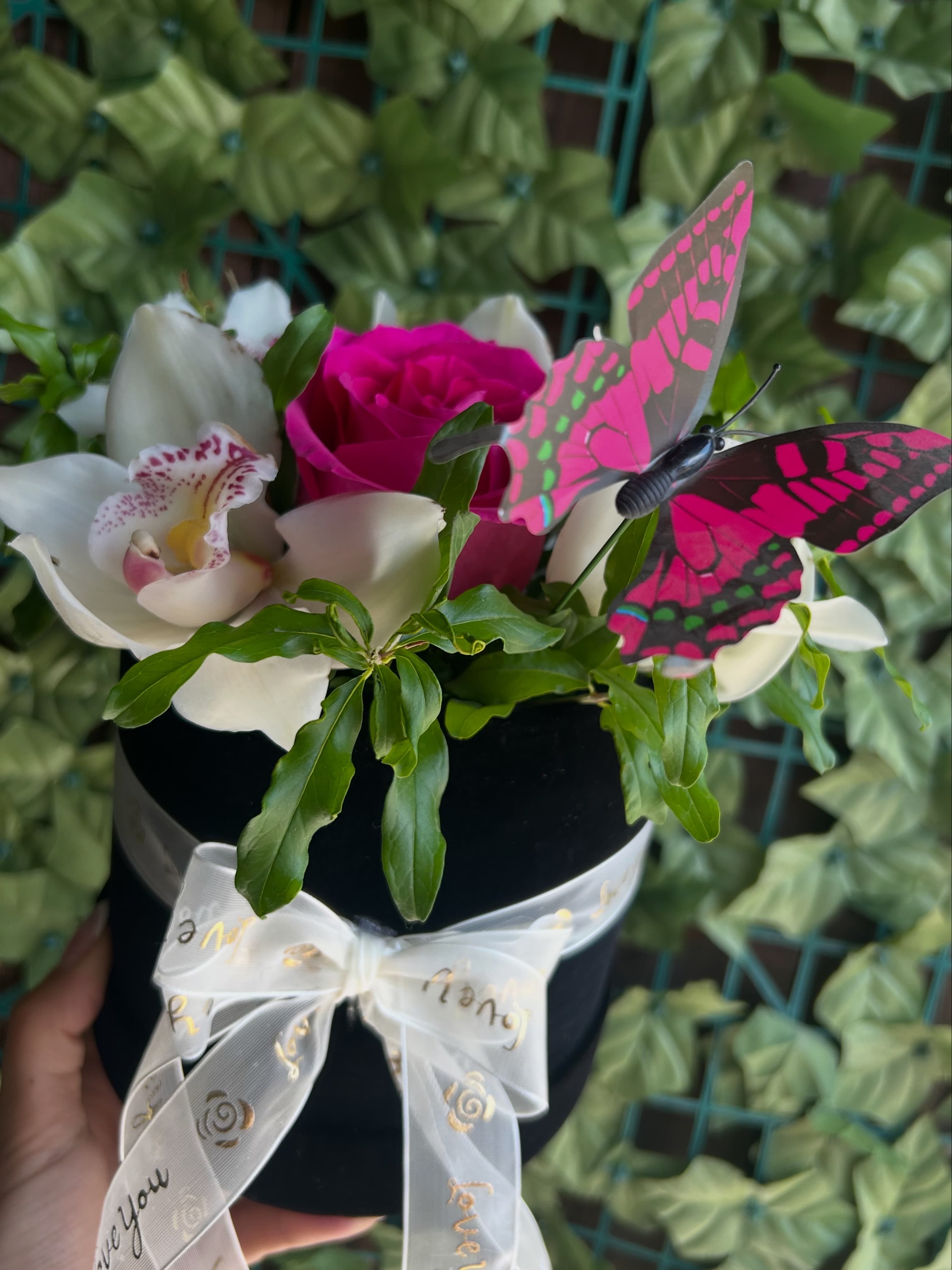 Imazhi i Shkrirje Elegante e Orchideve dhe Trëndafilave Ciklamen