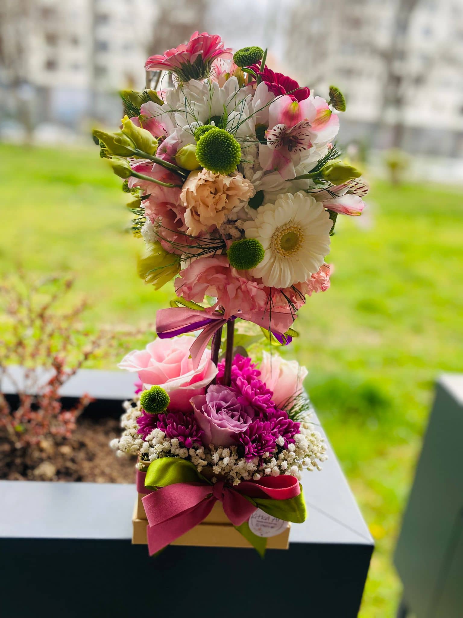 Güller, Gerberalar ve Alstroemeria ile Lüks İki Katlı Aranjman — 2