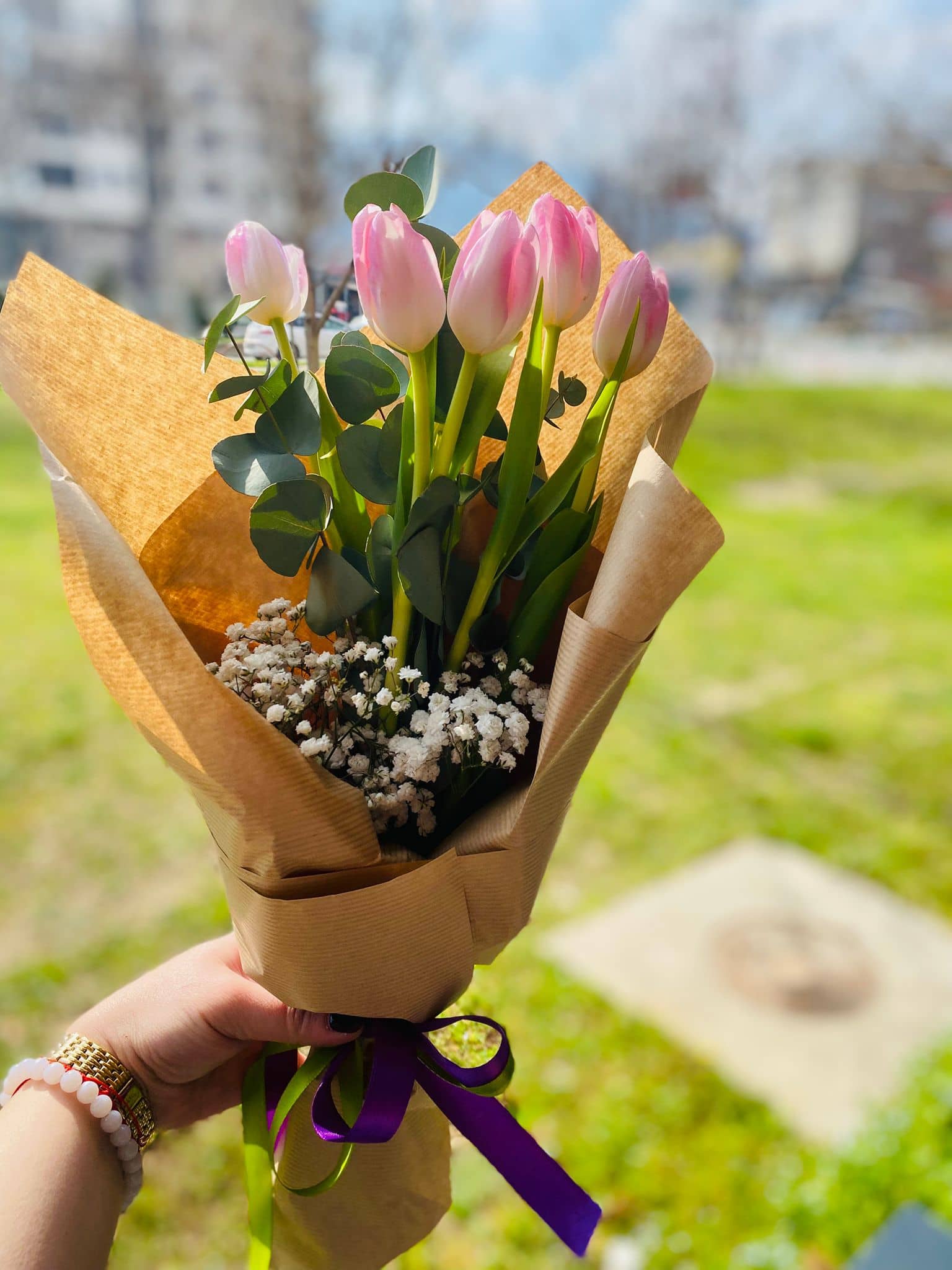 Buqet i Butë me Tulipanë Rozë dhe Gypsophila — 2