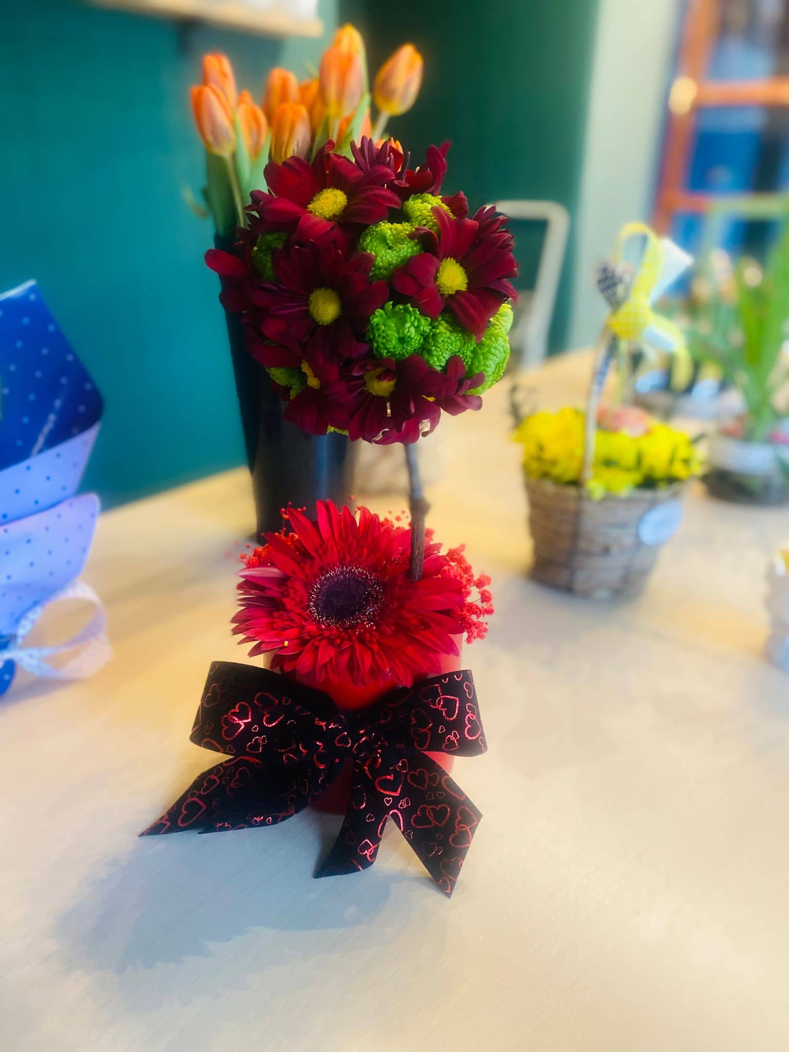 Unique floral arrangement with gerbera and chrysanthemums — 2