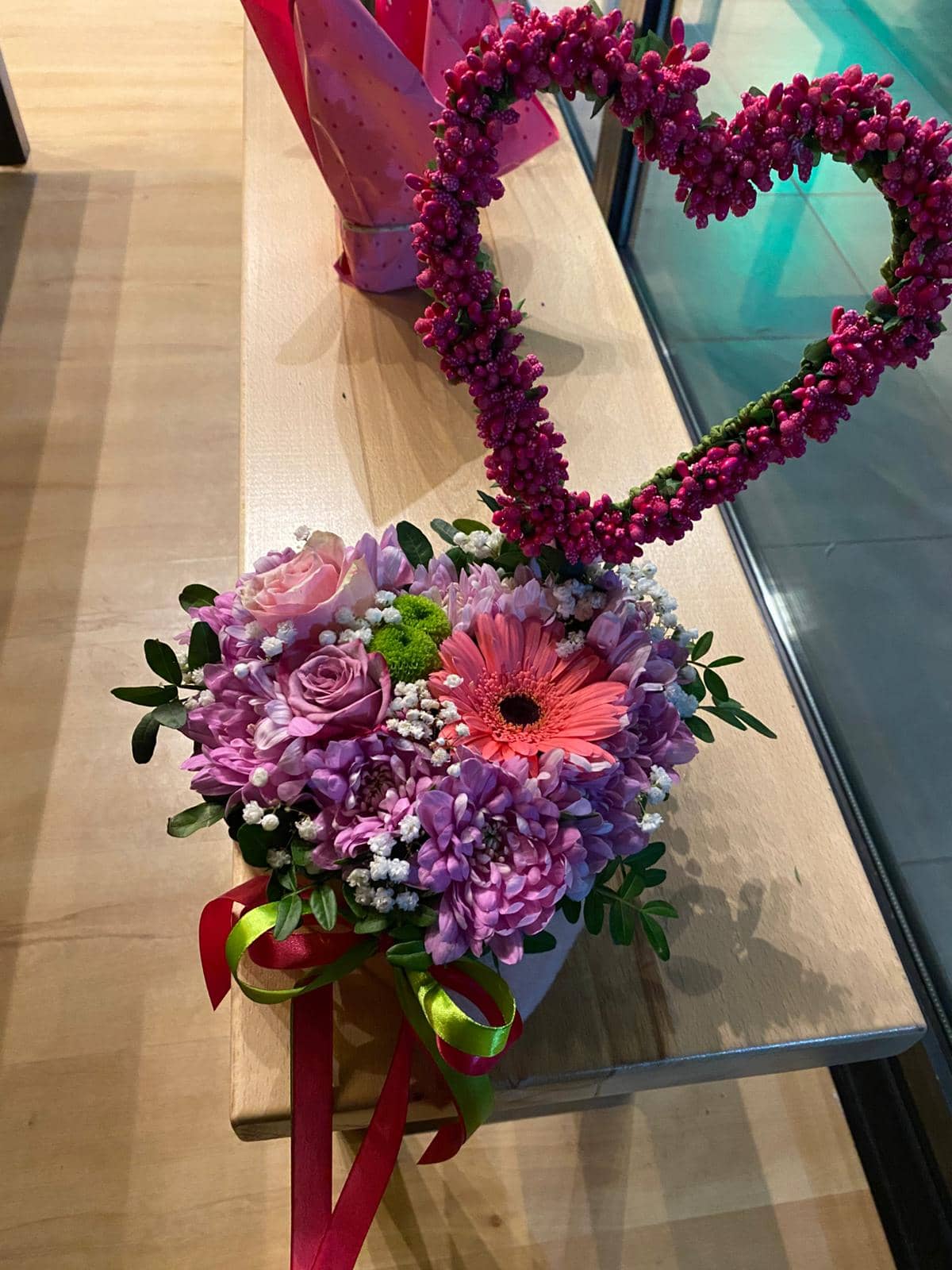 Aranzhman Romantik Zemër me Trëndafila dhe Gerbera — 2