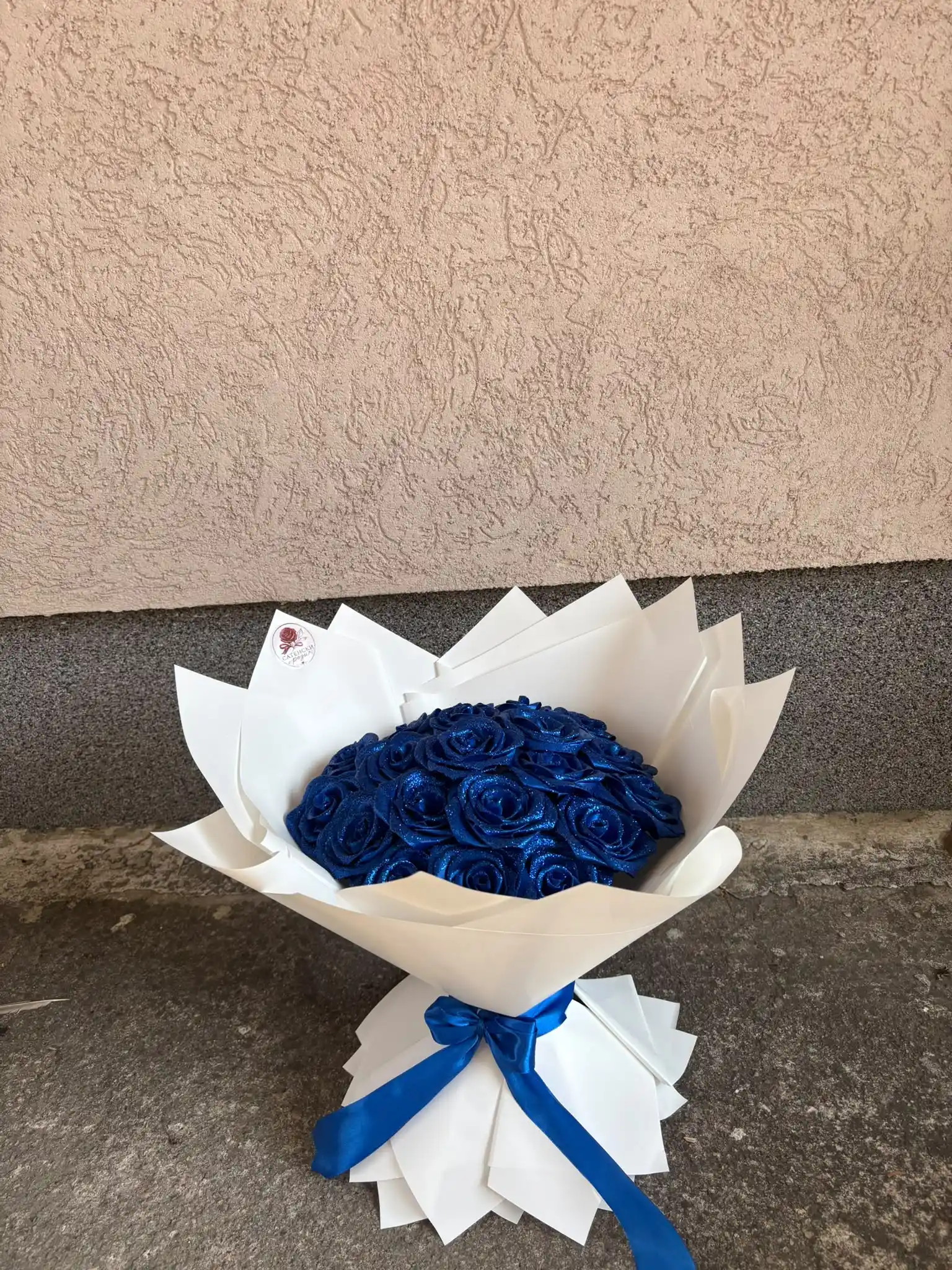 Букет од Сатенски Рози со Кралско Сина Шљокица — 3
