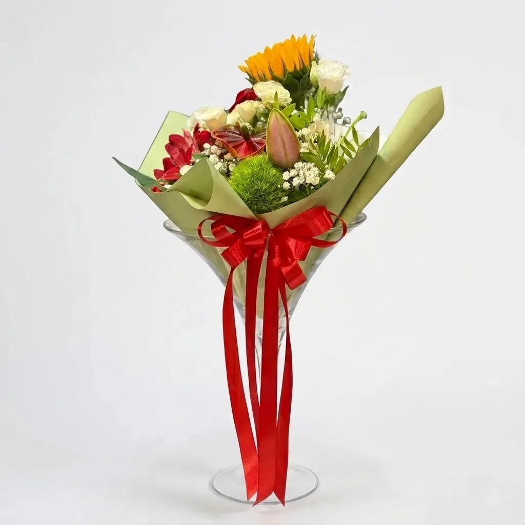 Martini Bardağı Vazo İçinde Karışık Çiçek Buketi — 1