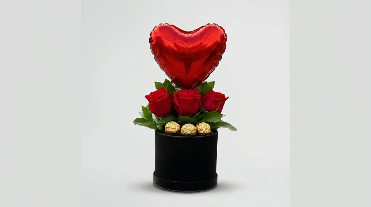 Слика на Кутија со три рози, Ferrero и балон срце