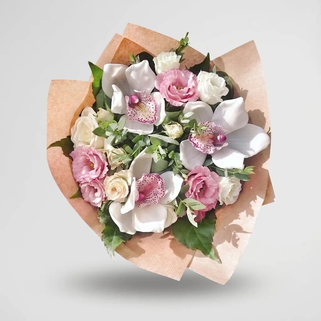 Imazhi i Buketi elegant me orkide dhe eustoma