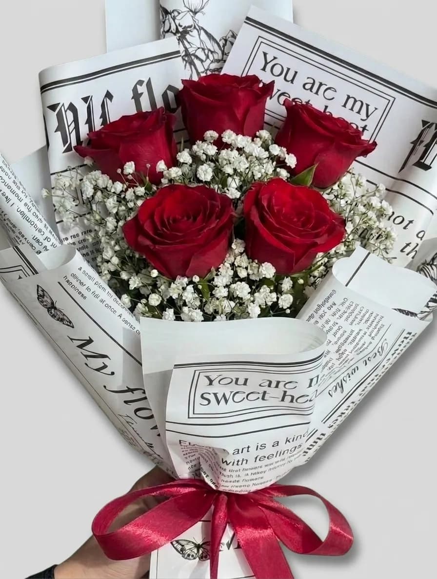 Imazhi i Tufan Me Përbërje Klasike me Trëndafila të Kuq dhe Gypsophila