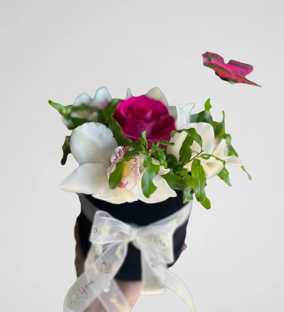 Imazhi i Shkrirje Elegante e Orchideve dhe Trëndafilave Ciklamen