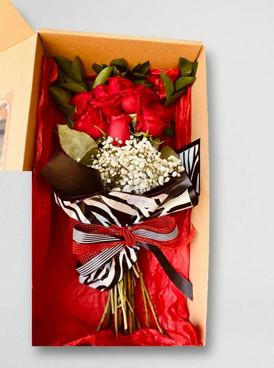 Bouquet with 11 Roses in a Box — 1