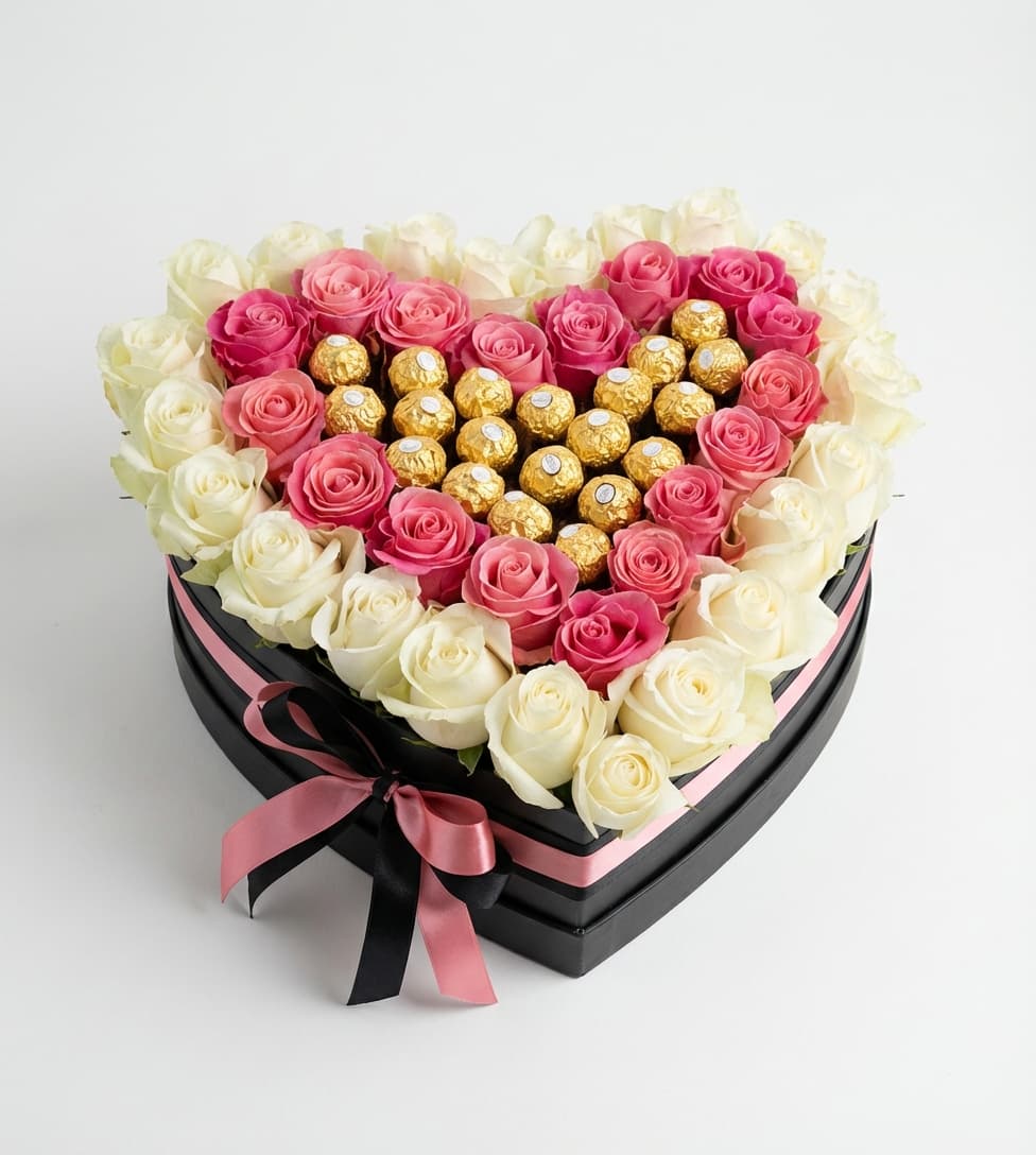 Слика на Кутија во форма на срце со рози и бонбони