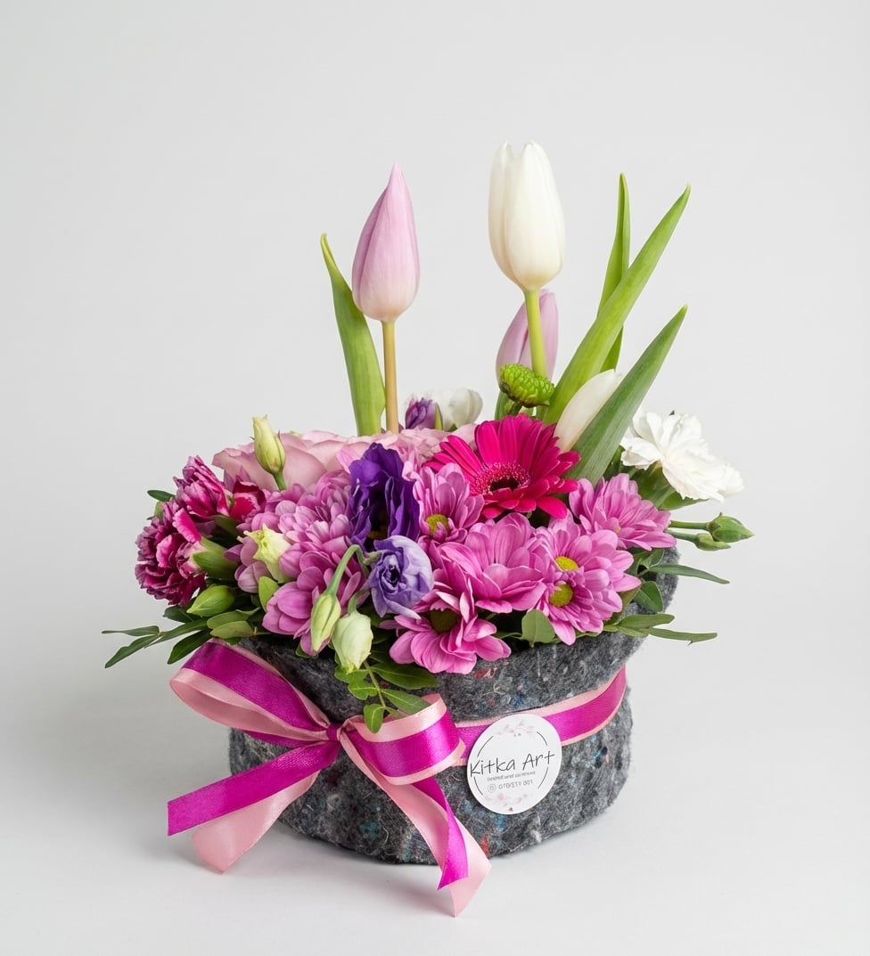 Romantic flower arrangement with tulips, gerberas and chrysanthemums — 1
