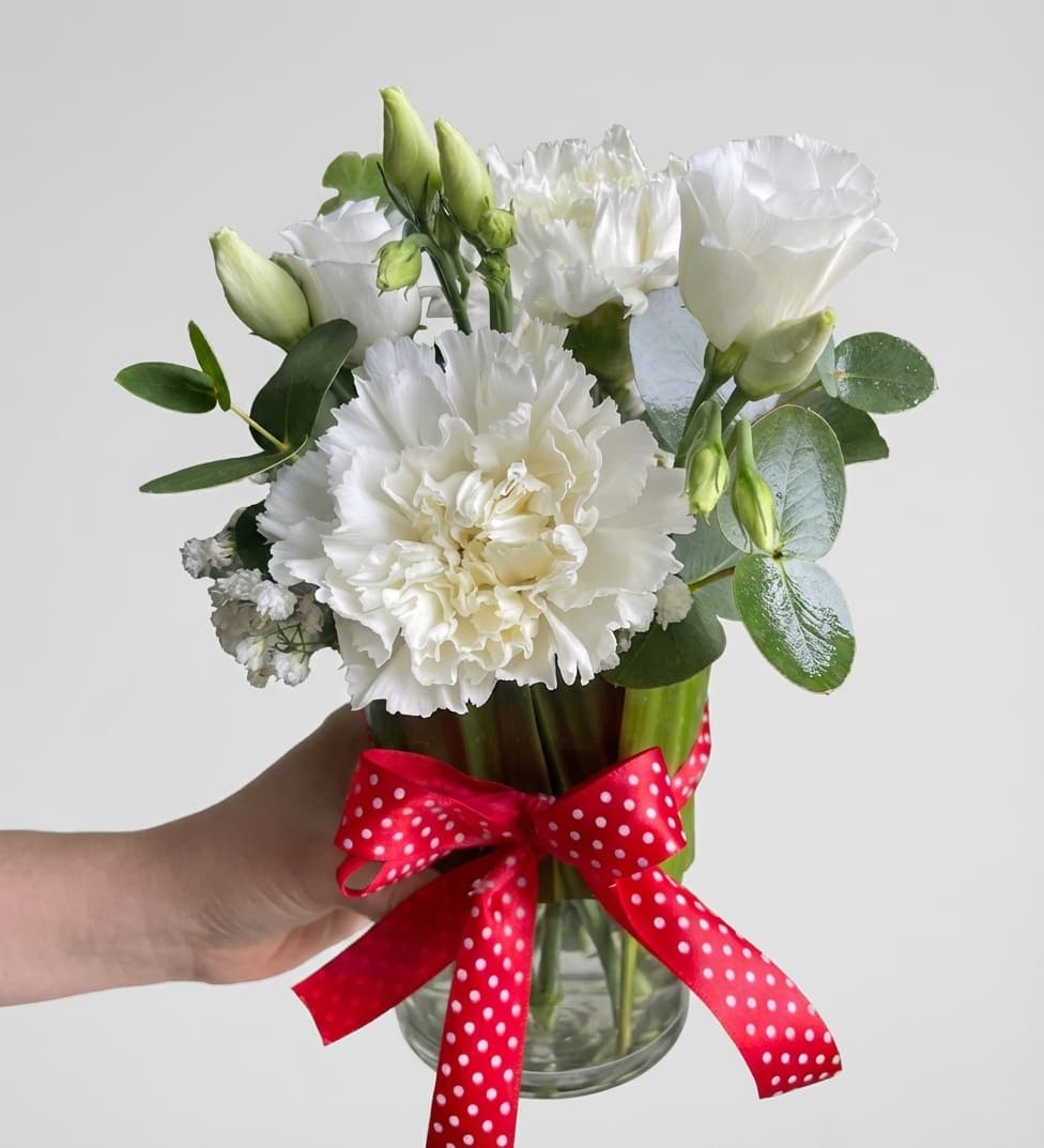 Слика на Букет од бели каранфили и еукалиптус