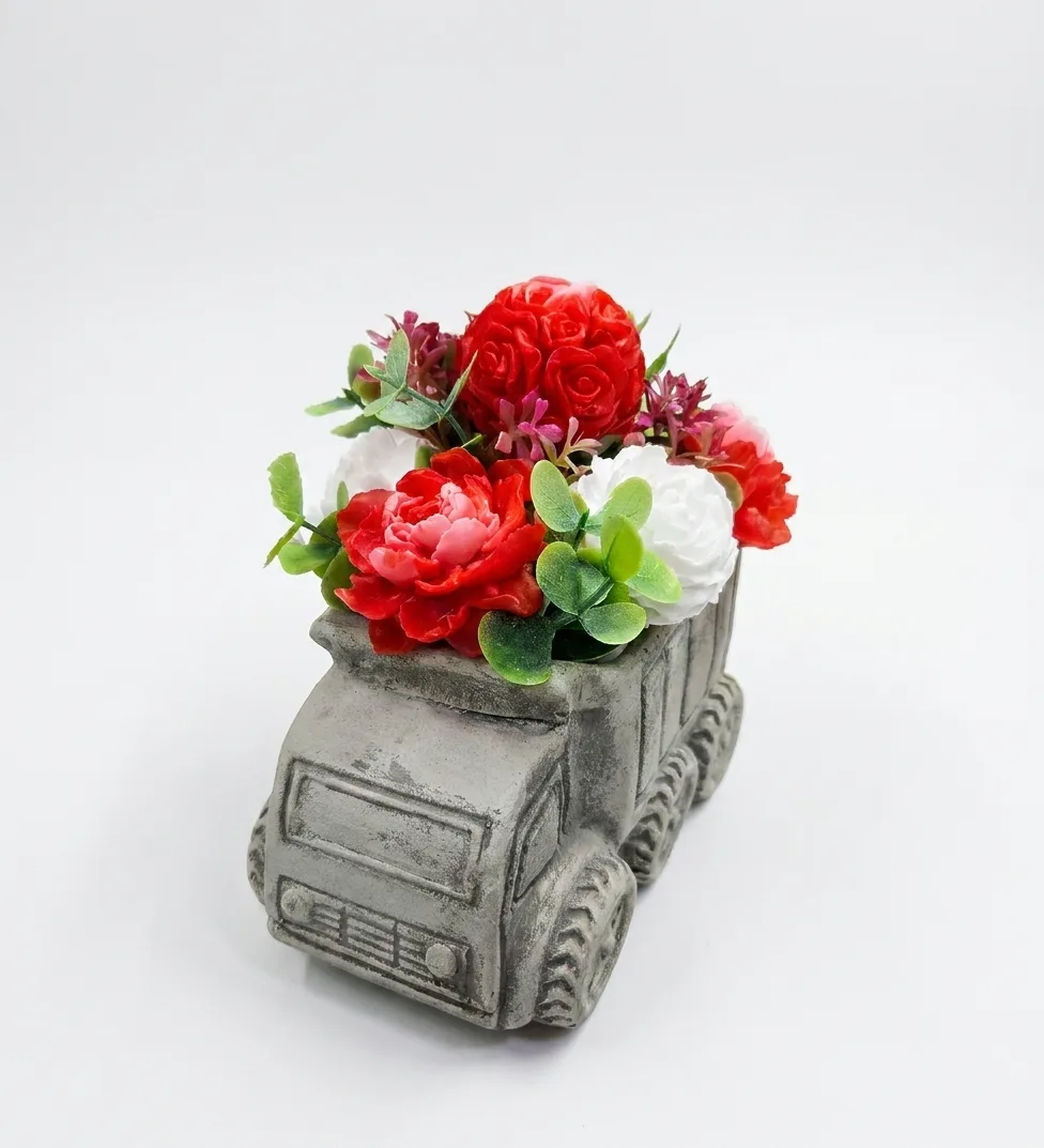 Decorative gray truck with red and white scented soap flowers — 1