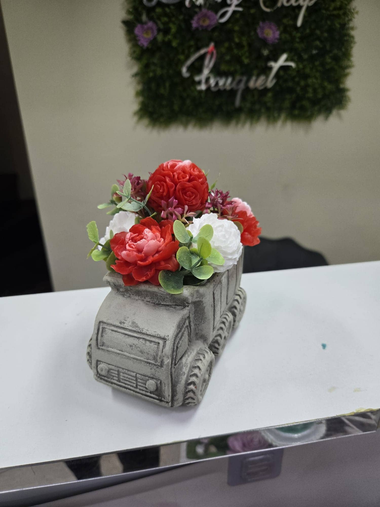 Decorative gray truck with red and white scented soap flowers — 2