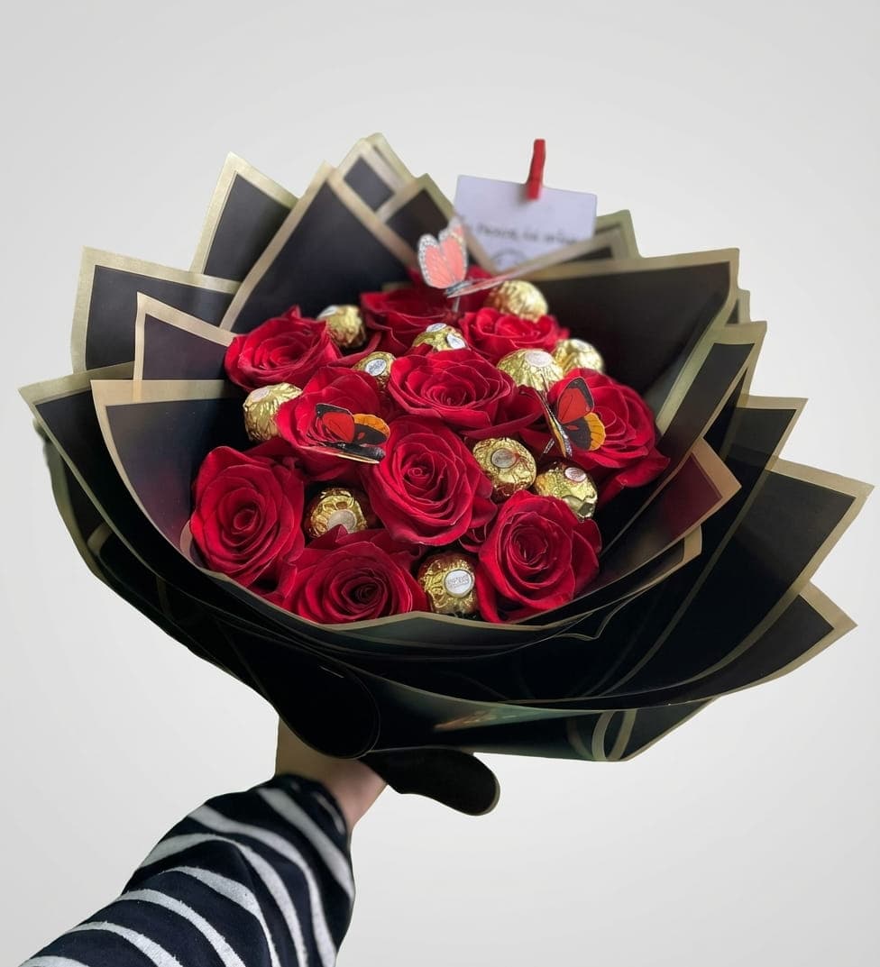 Слика на Black Gold Roses & Ferrero (Црно-златен спој)